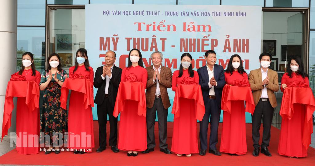 Khai mạc Triển lãm Mỹ thuật-Nhiếp ảnh 30 năm đổi mới