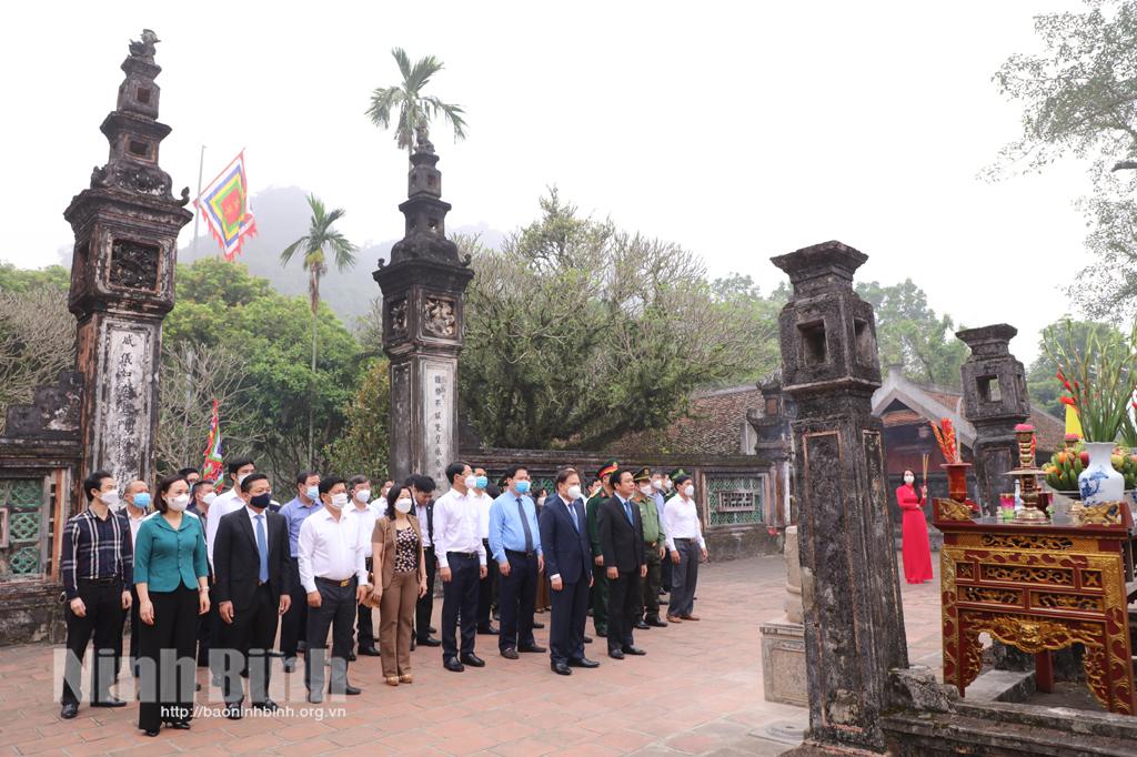 Tổ chức dâng hương nhân dịp kỷ niệm 200 năm danh xưng Ninh Bình và 30 năm tái lập tỉnh