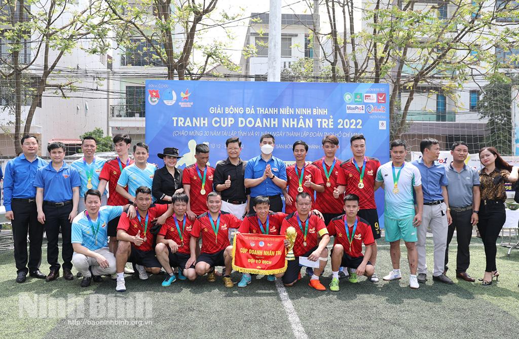 Tổng kết, trao thưởng Giải bóng đá thanh niên Ninh Bình tranh Cúp Doanh nhân trẻ năm 2022