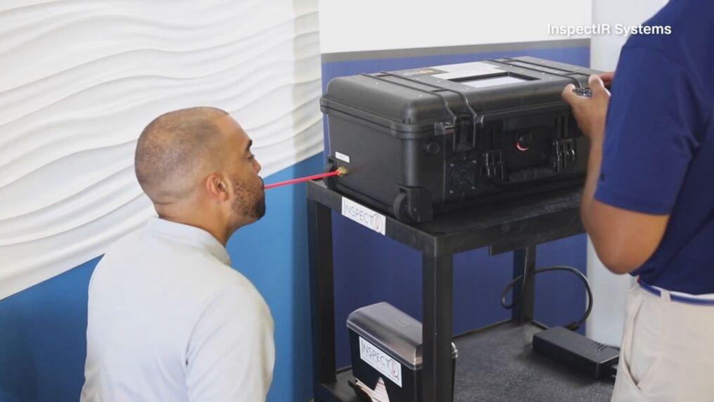 Mỹ cấp phép sử dụng khẩn cấp máy xét nghiệm COVID-19 bằng đường thở