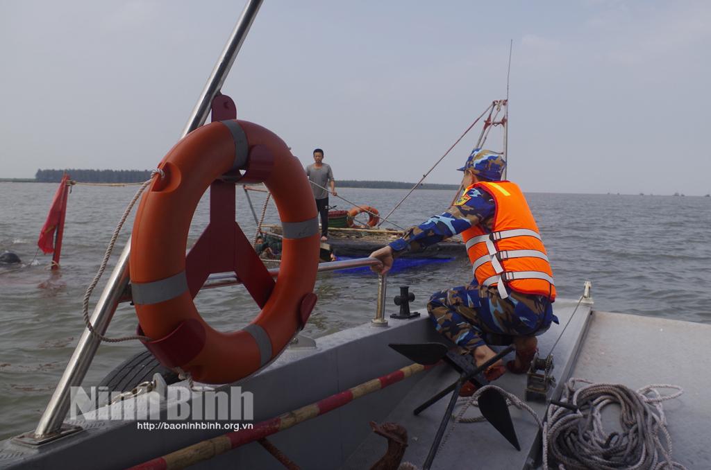 Cứu nạn thành công ngư dân chìm tàu khi khai thác thủy sản trên biển