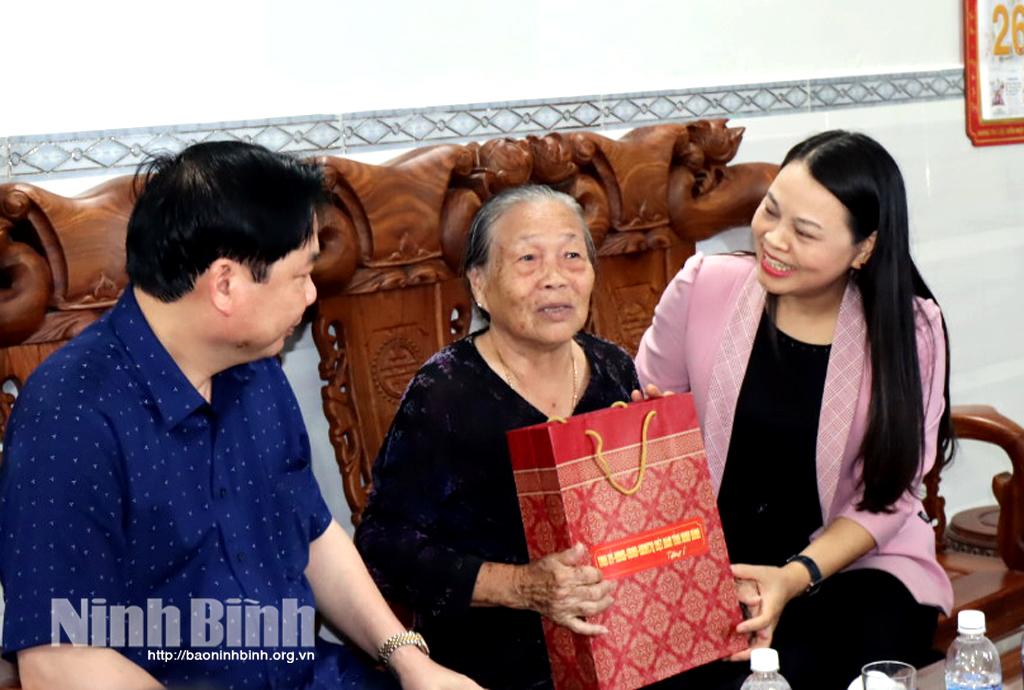 Lãnh đạo tỉnh Ninh Bình thăm, tặng quà các gia đình chính sách và doanh nghiệp trên địa bàn tỉnh Bạc Liêu