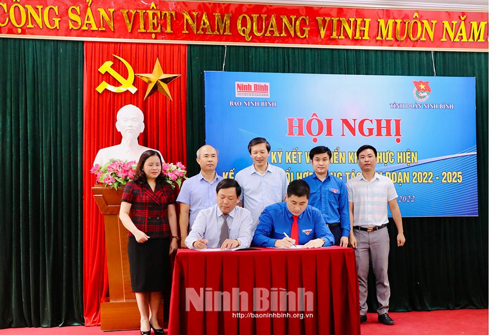 Báo Ninh Bình - Tỉnh đoàn ký kết kế hoạch phối hợp công tác giai đoạn 2022 - 2025