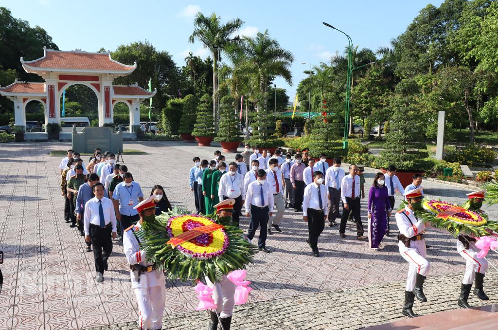 Đoàn đại biểu 3 tỉnh Ninh Bình, Bạc Liêu, Cà Mau dâng hương tưởng niệm Chủ tịch Hồ Chí Minh