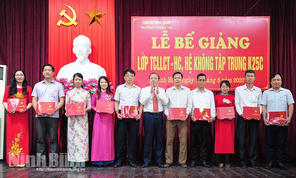Bế giảng lớp Trung cấp lý luận chính trị - hành chính hệ không tập trung K25C