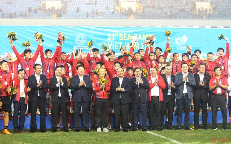 Khoảnh khắc tuyệt vời tại lễ trao Huy chương Vàng bóng đá nam SEA Games 31