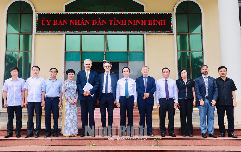 Đồng chí Chủ tịch UBND tỉnh tiếp xã giao Đoàn đại biểu quốc tế