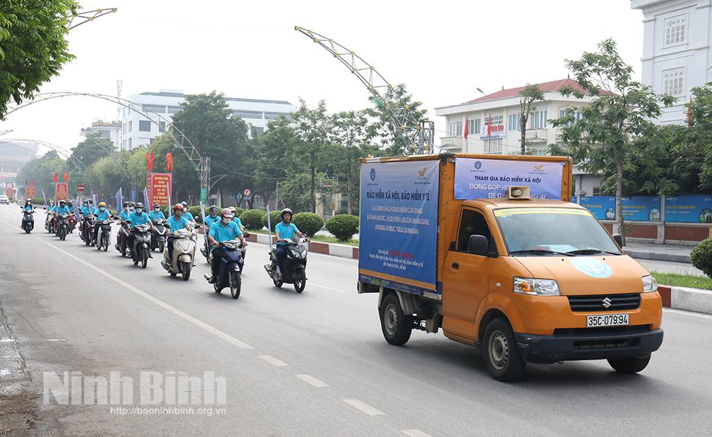 Ra quân hưởng ứng Tháng Vận động triển khai bảo hiểm xã hội toàn dân