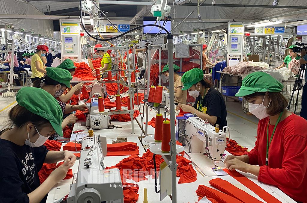 Tăng ca - lựa chọn của công nhân thời "bão giá"