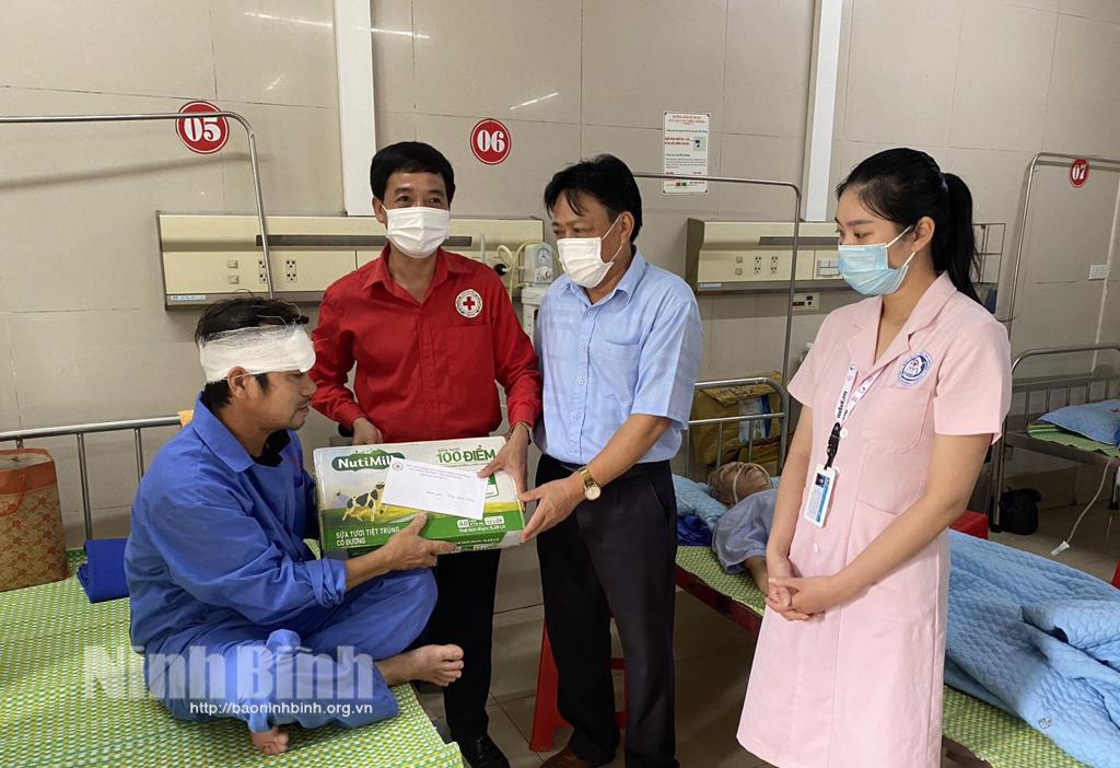 Hội Chữ thập đỏ tỉnh thăm hỏi, động viên người bị thương trong vụ tai nạn giao thông nghiêm trọng