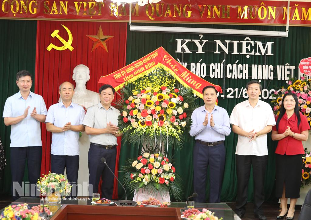 Đồng chí Phó Bí thư Thường trực Tỉnh ủy chúc mừng các cơ quan báo chí nhân Ngày Báo chí cách mạng Việt Nam