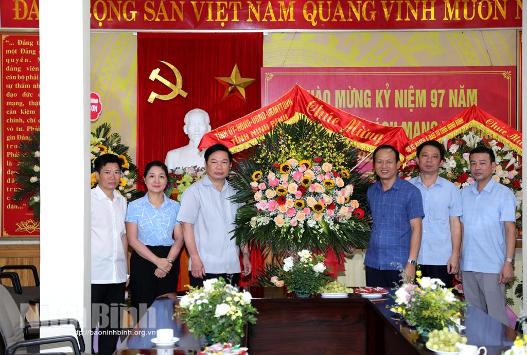 Đồng chí Phó Chủ tịch Thường trực UBND tỉnh thăm, chúc mừng Đài Phát thanh- Truyền hình tỉnh nhân ngày Báo chí cách mạng Việt Nam 21/6