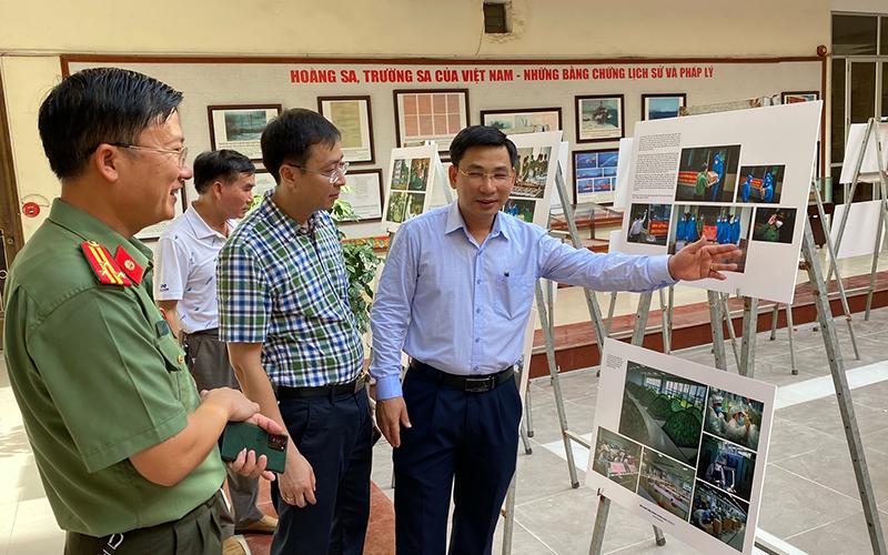 Ra mắt sách ảnh Bắc Giang kiên cường chống dịch Covid-19