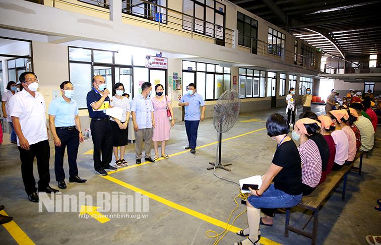 Rà soát, đẩy nhanh tiến độ tiêm vắc xin phòng COVID-19 mũi 4 cho công nhân lao động