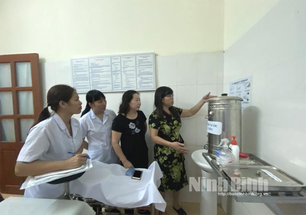 Giám sát tình hình cung cấp dịch vụ KHHGĐ tại các trạm Y tế của huyện Nho Quan