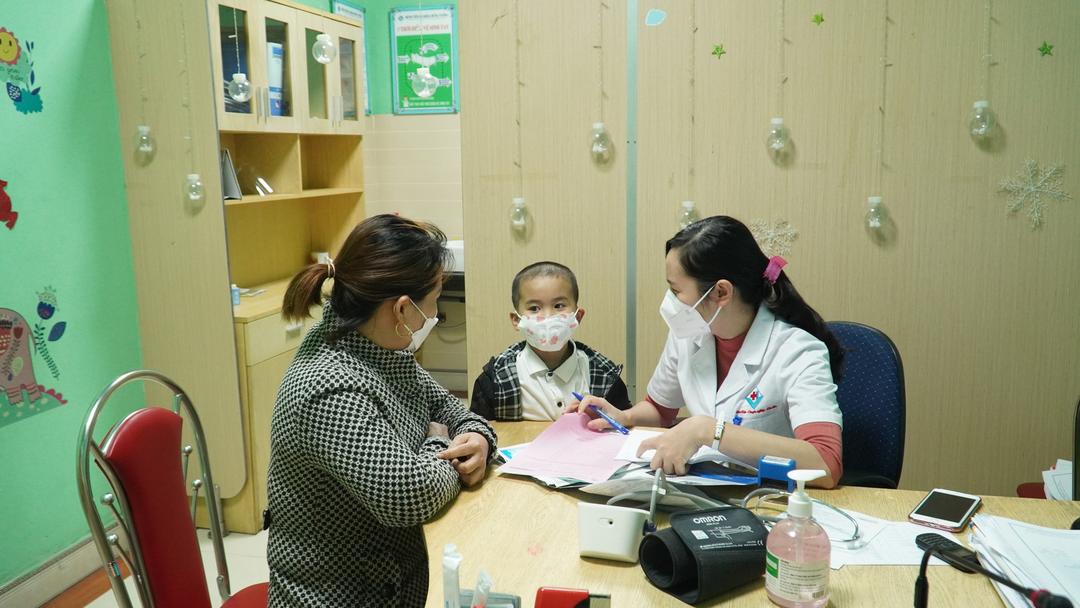 Cha mẹ cần chú ý điều gì để hồi phục sức khỏe cho trẻ bị hậu COVID-19 trong mùa hè này?