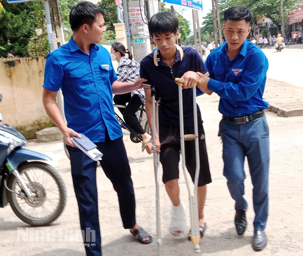 Xúc động hình ảnh đưa thí sinh "đặc biệt" vào phòng thi ở Nho Quan