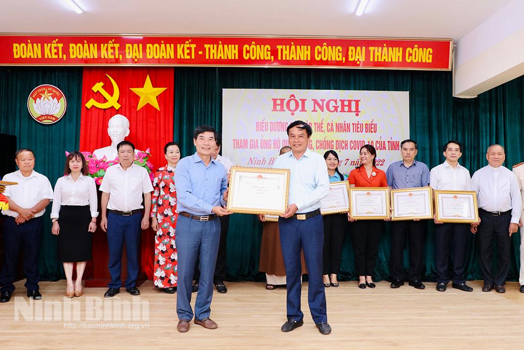 Biểu dương các tập thể, cá nhân tiêu biểu tham gia ủng hộ phòng, chống dịch COVID-19