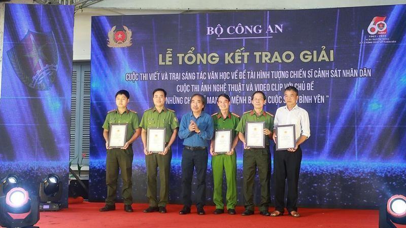 Hình ảnh chiến sĩ cảnh sát nhân dân trong văn học