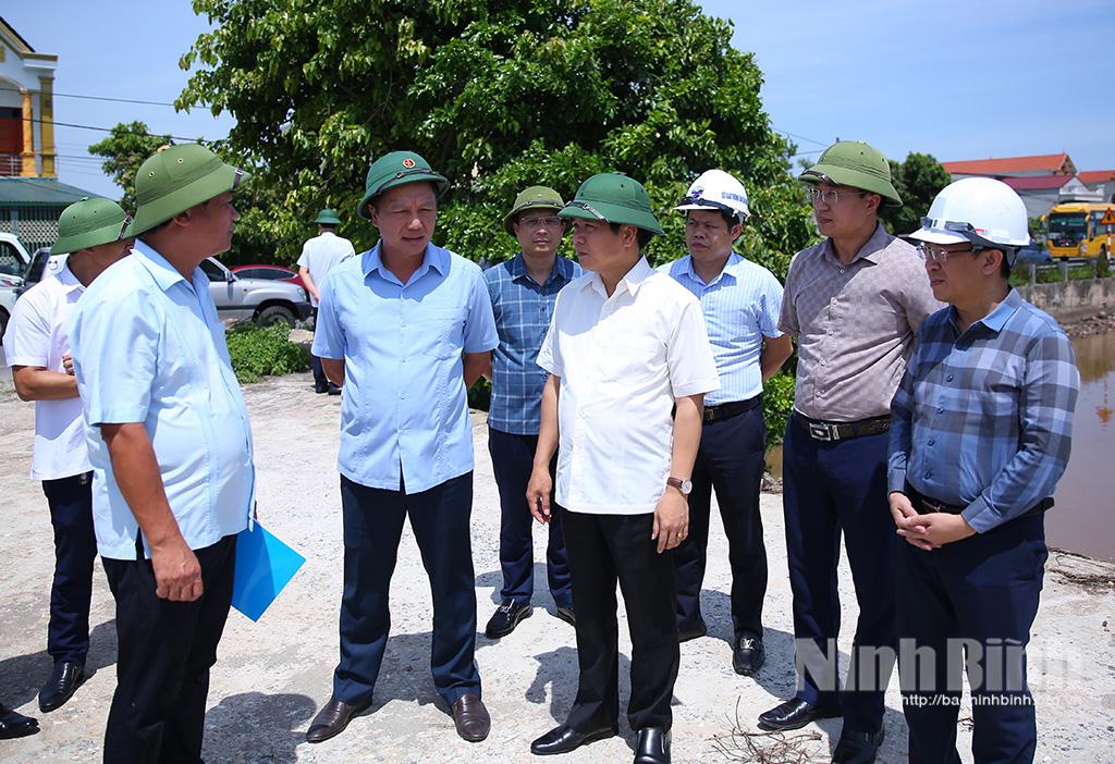 Đồng chí Chủ tịch UBND tỉnh kiểm tra Dự án đầu tư xây dựng tuyến đường ĐT.482