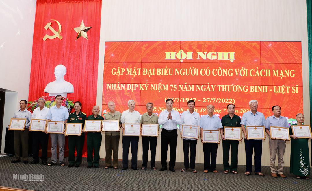 Thành phố Ninh Bình gặp mặt đại biểu người có công với cách mạng