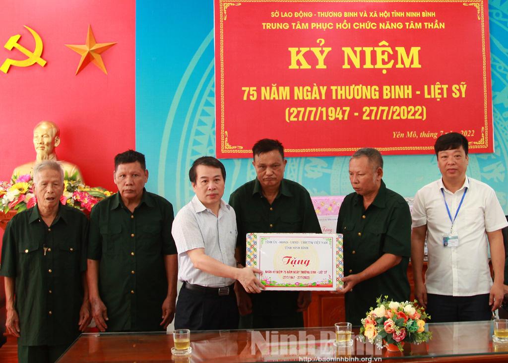 Đồng chí Phó Chủ tịch Thường trực HĐND tỉnh thăm, tặng quà thương, bệnh binh tại Yên Mô và thành phố Ninh Bình