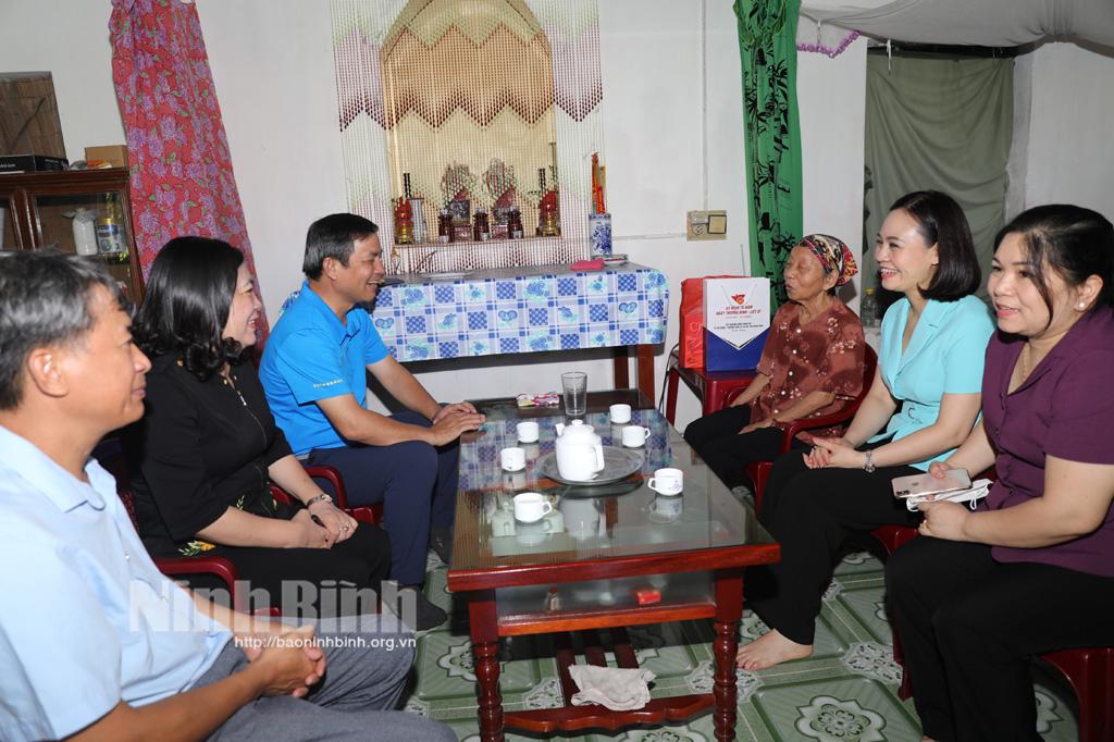 Tặng quà thương, bệnh binh, gia đình người có công với cách mạng