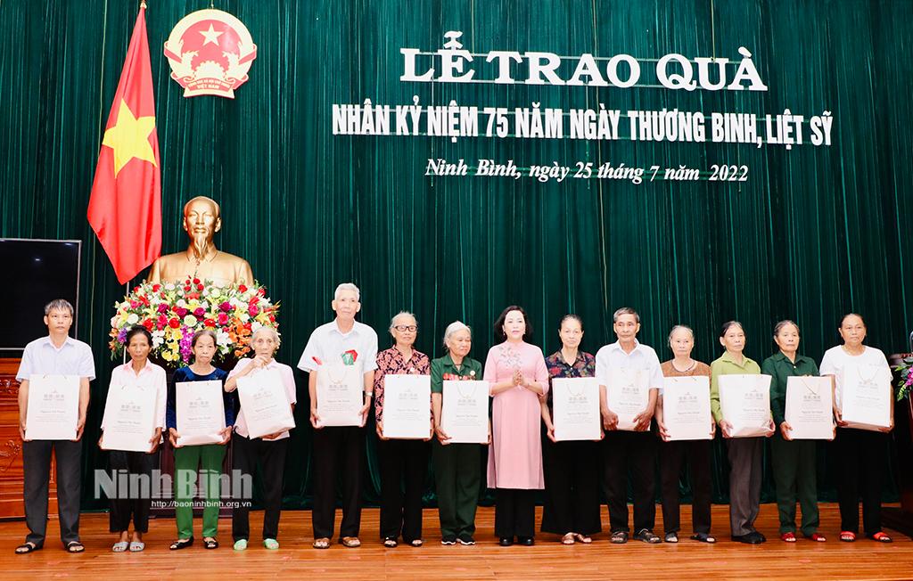 Các đồng chí lãnh đạo thăm, tặng quà nhân kỷ niệm 75 năm Ngày Thương binh, liệt sỹ