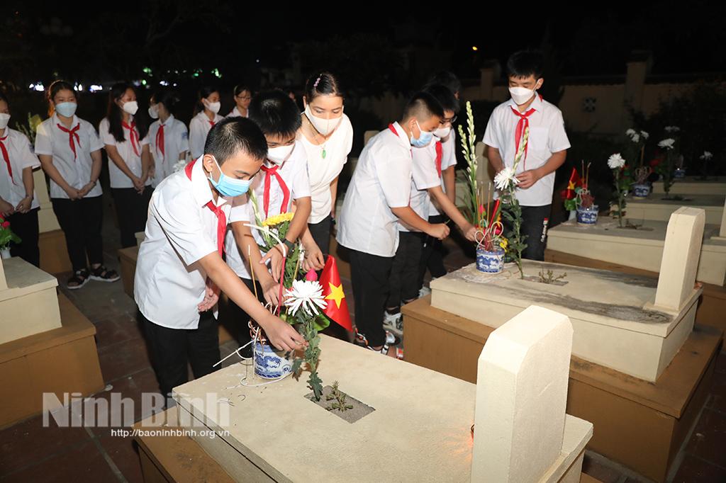 Các địa phương tổ chức thắp nến tri ân các Anh hùng liệt sỹ