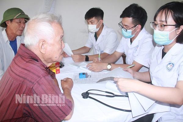 Khám, tư vấn sức khỏe, cấp thuốc miễn phí cho đối tượng chính sách