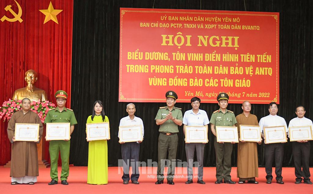 Yên Mô: Biểu dương, tôn vinh điển hình tiên tiến trong phong trào toàn dân bảo vệ an ninh Tổ quốc vùng đồng bào các tôn giáo