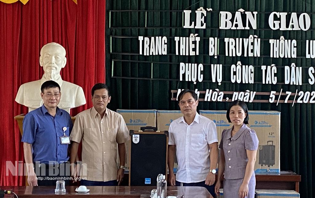 Bàn giao thiết bị truyền thông lưu động phục vụ công tác dân số ở xã Ninh Hòa