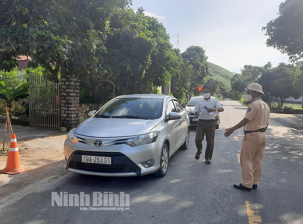 Công an huyện Nho Quan tích cực thực hiện đợt cao điểm đảm bảo trật tự ATGT