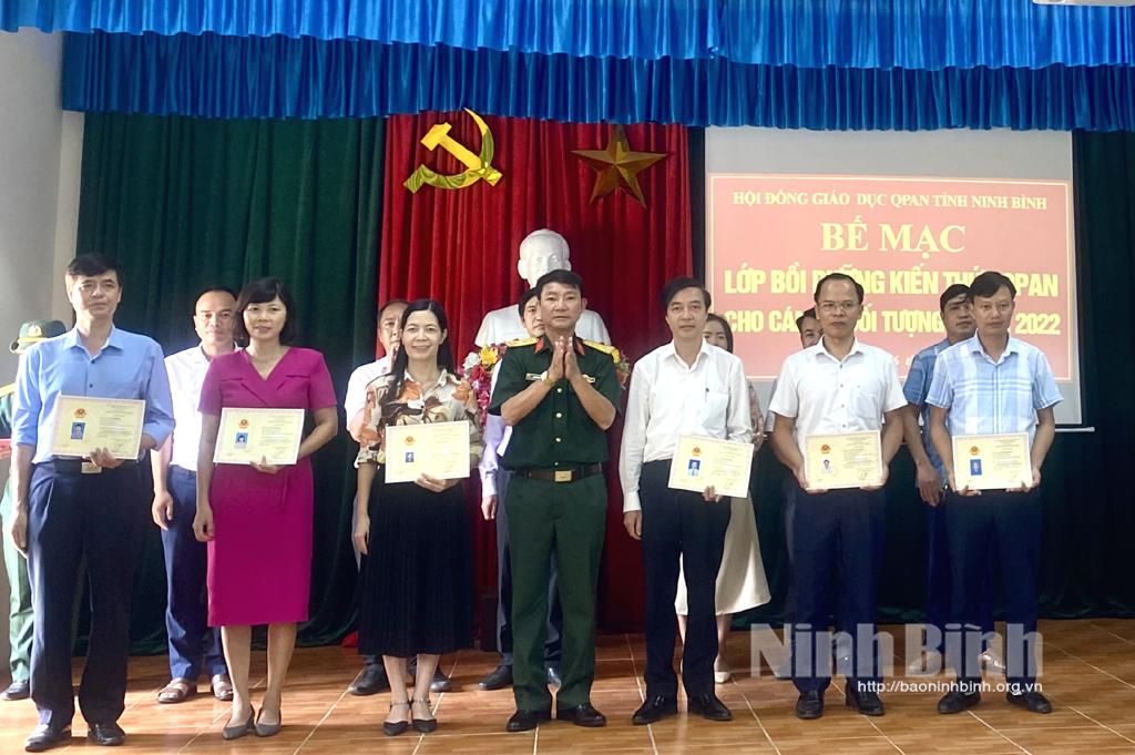 Bế giảng lớp Bồi dưỡng kiến thức quốc phòng và an ninh cho đối tượng 3