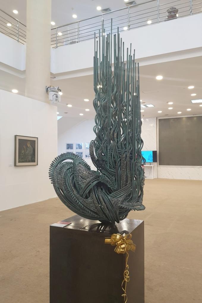 Tác phẩm điêu khắc về lũ lụt thắng 'Festival mỹ thuật trẻ'