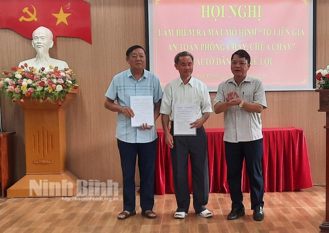 Ra mắt mô hình "Tổ liên gia an toàn phòng cháy, chữa cháy" điểm ở thành phố Ninh Bình