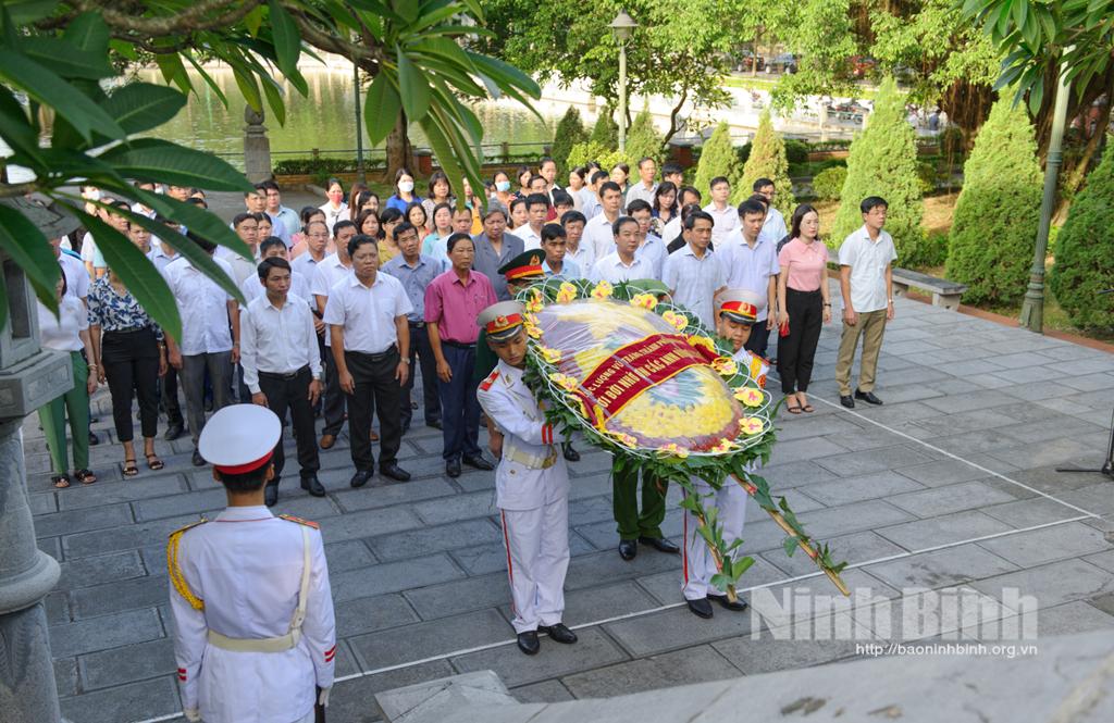 Thành phố Ninh Bình dâng hương tưởng nhớ các Anh hùng liệt sỹ