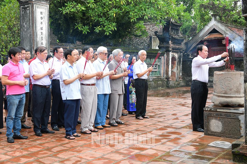Đoàn Chủ tịch Ủy ban Trung ương MTTQ Việt Nam dâng hương tại Khu Di tích Quốc gia đặc biệt Cố đô Hoa Lư