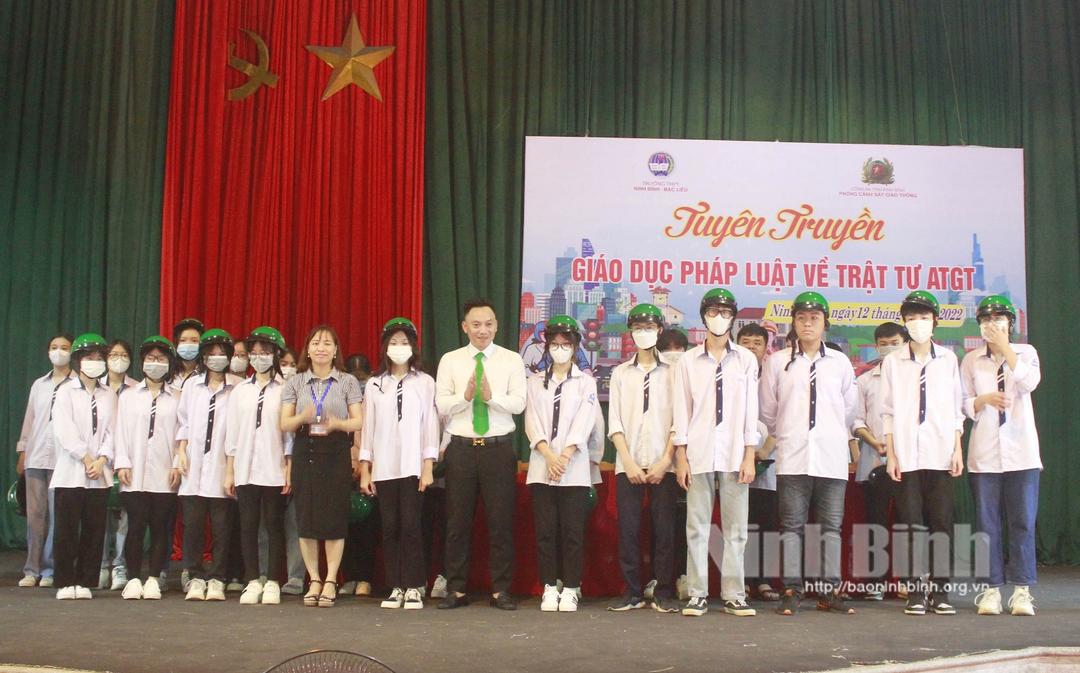 Tuyên truyền pháp luật về ATGT cho học sinh trường THPT Ninh Bình- Bạc Liêu