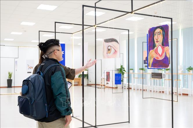 Mãn nhãn với triển lãm tranh công nghệ thực tế ảo tăng cường 'Bất bình thường'