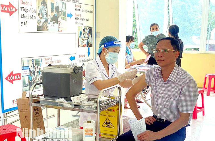 Ninh Bình có tỷ lệ tiêm các mũi vắc xin COVID-19 đạt cao hơn so với bình quân chung cả nước