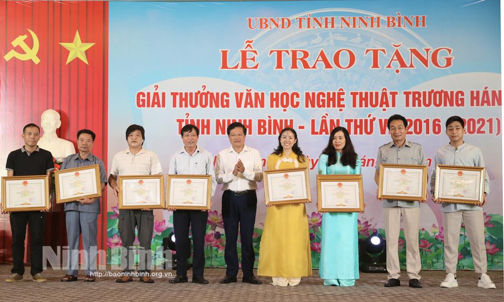 Trao tặng giải thưởng VHNT Trương Hán Siêu tỉnh Ninh Bình lần thứ VI