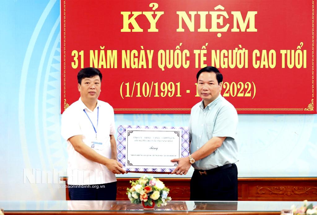 Các đồng chí lãnh đạo tỉnh thăm, tặng quà người cao tuổi