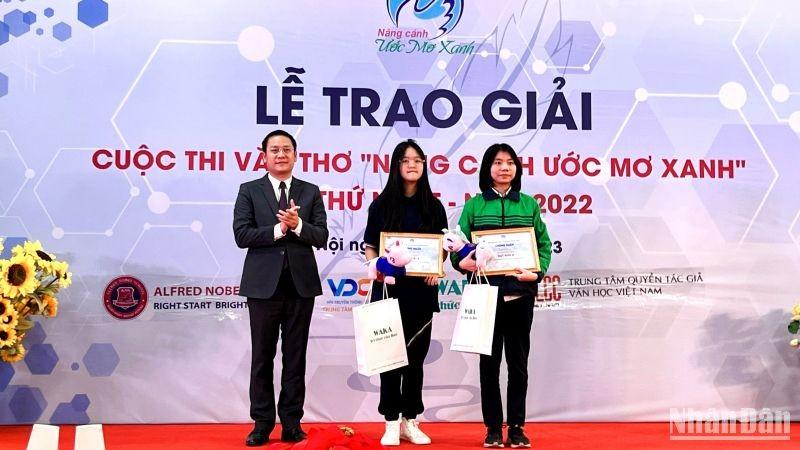 Trao giải cuộc thi sáng tác văn học "Nâng cánh ước mơ xanh"