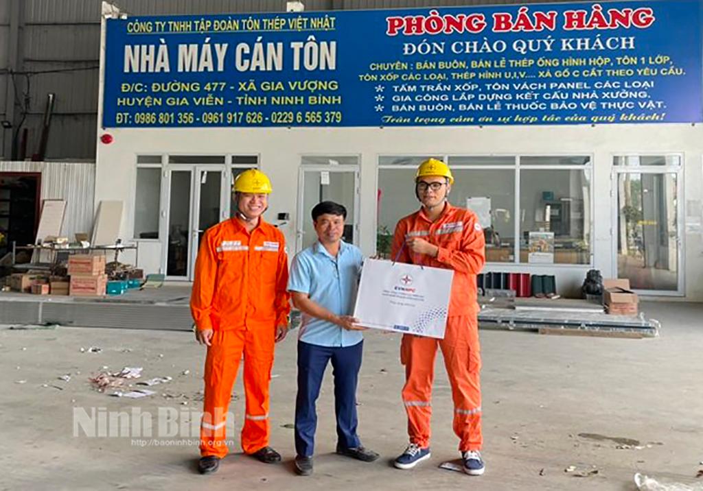 Công ty Điện lực Ninh Bình, đồng hành cùng khách hàng sử dụng điện an toàn, tiết kiệm và hiệu quả