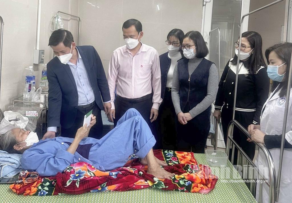 Ngân hàng Chính sách xã hội chi nhánh Ninh Bình tặng quà Tết cho bệnh nhân có hoàn cảnh khó khăn