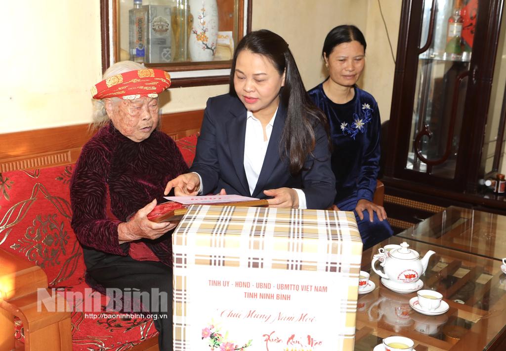 Đồng chí Bí thư Tỉnh ủy thăm, tặng quà Tết tại huyện Hoa Lư