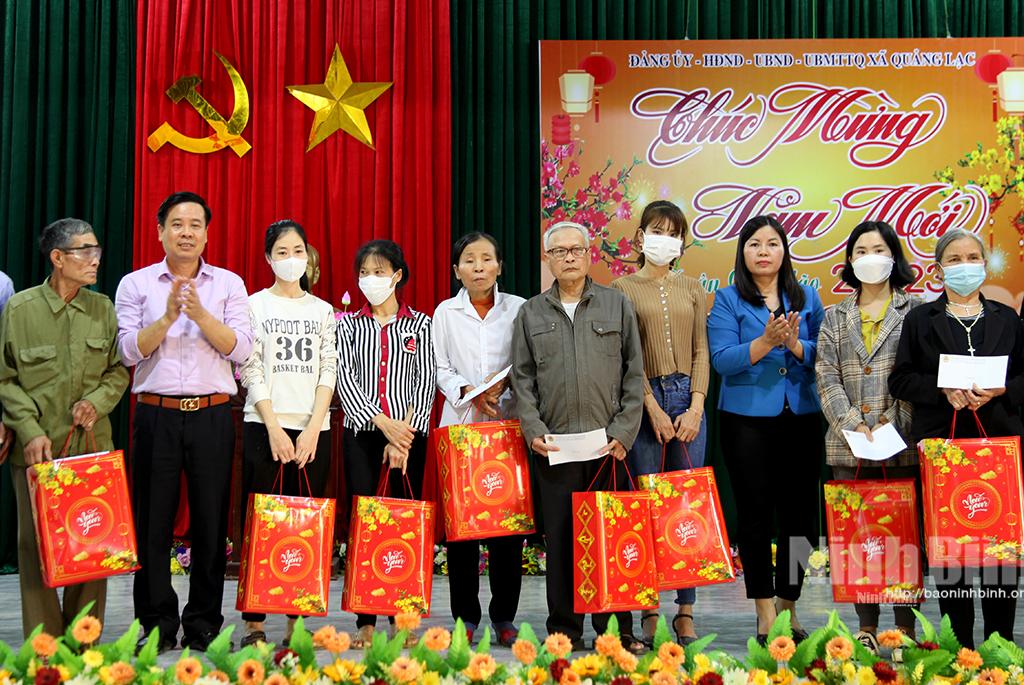 Liên đoàn lao động tỉnh tặng quà cho gia đình có hoàn cảnh khó khăn tại xã Quảng Lạc