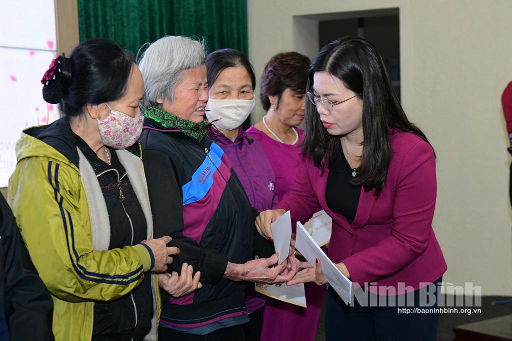 Trao tặng quà Tết tại thành phố Ninh Bình, Hoa Lư