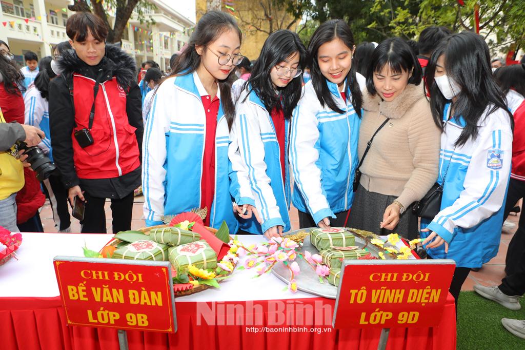 Chương trình "Tết sẻ chia-Xuân hạnh phúc" tại Trường THCS Lê Hồng Phong